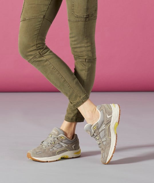 Vionic Walker Women's Plantar Fasciitis Shoe - Stone Suede - FOOT 02 med Lifestyle