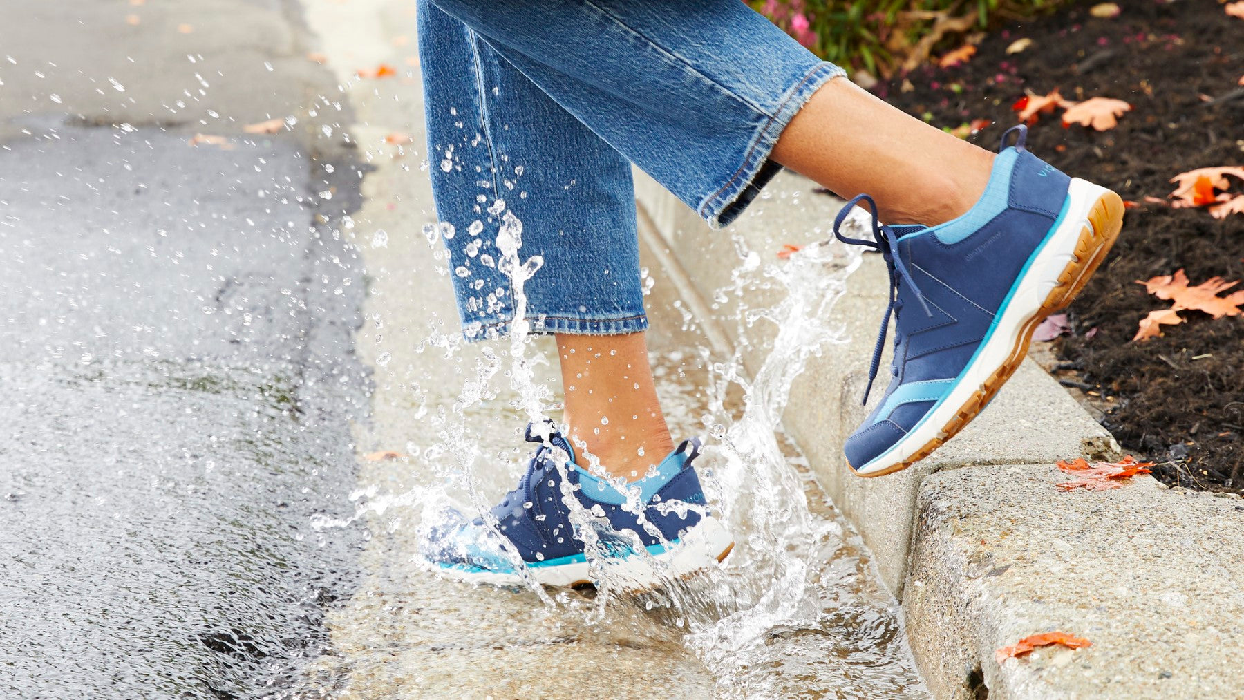 Vionic Zanny Women's Waterproof Walking Sneaker in Navy