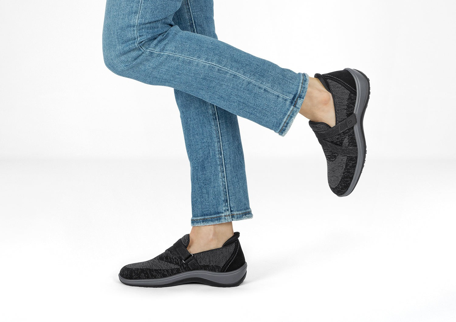 Orthofeet Amalya Women's Casual - Black - Lifestyle View - 8