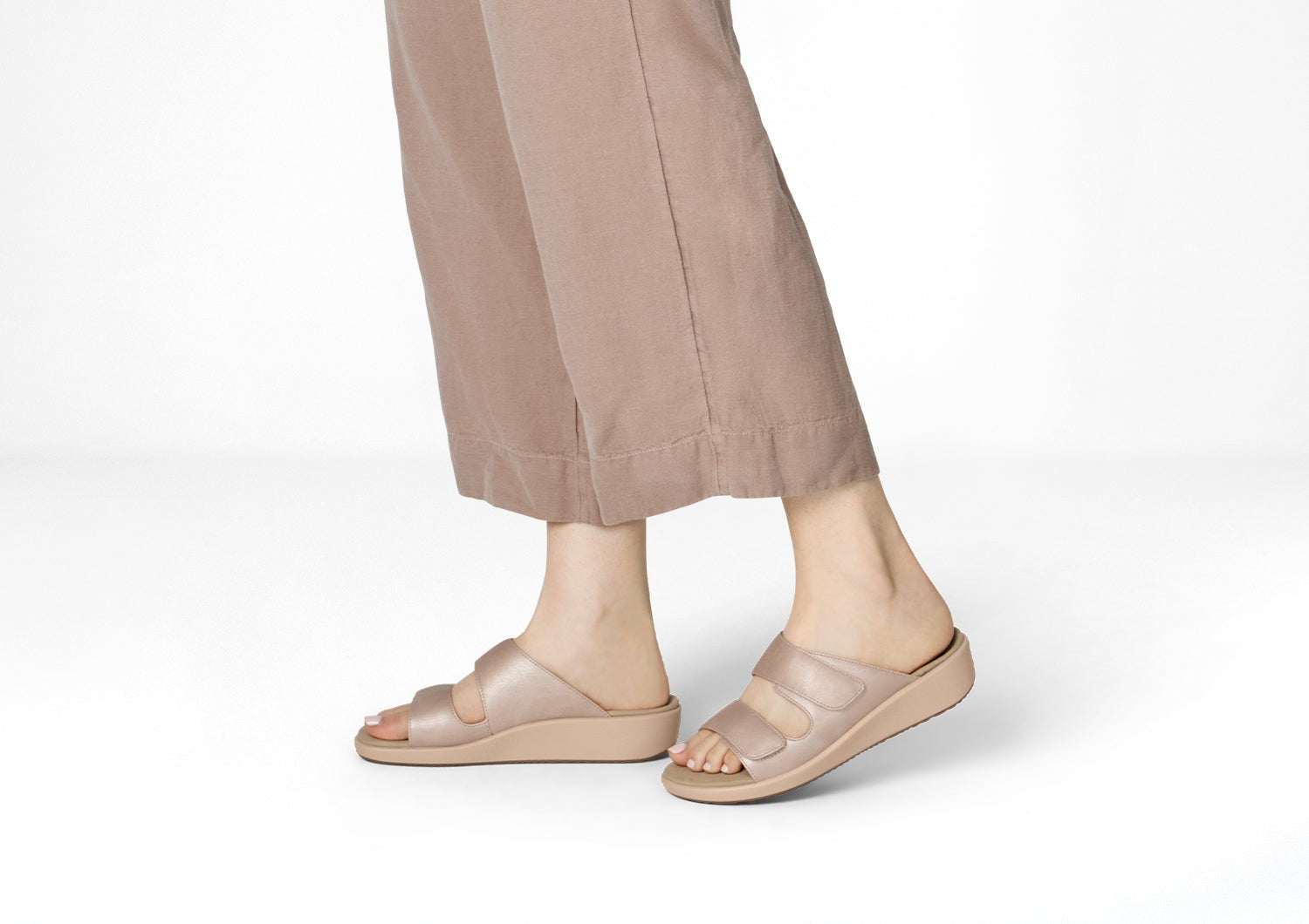 Orthofeet Cruz Supportive Adjustable Wedge Women's Sandals - Dusty Rose Pink - Lifestyle View - 2
