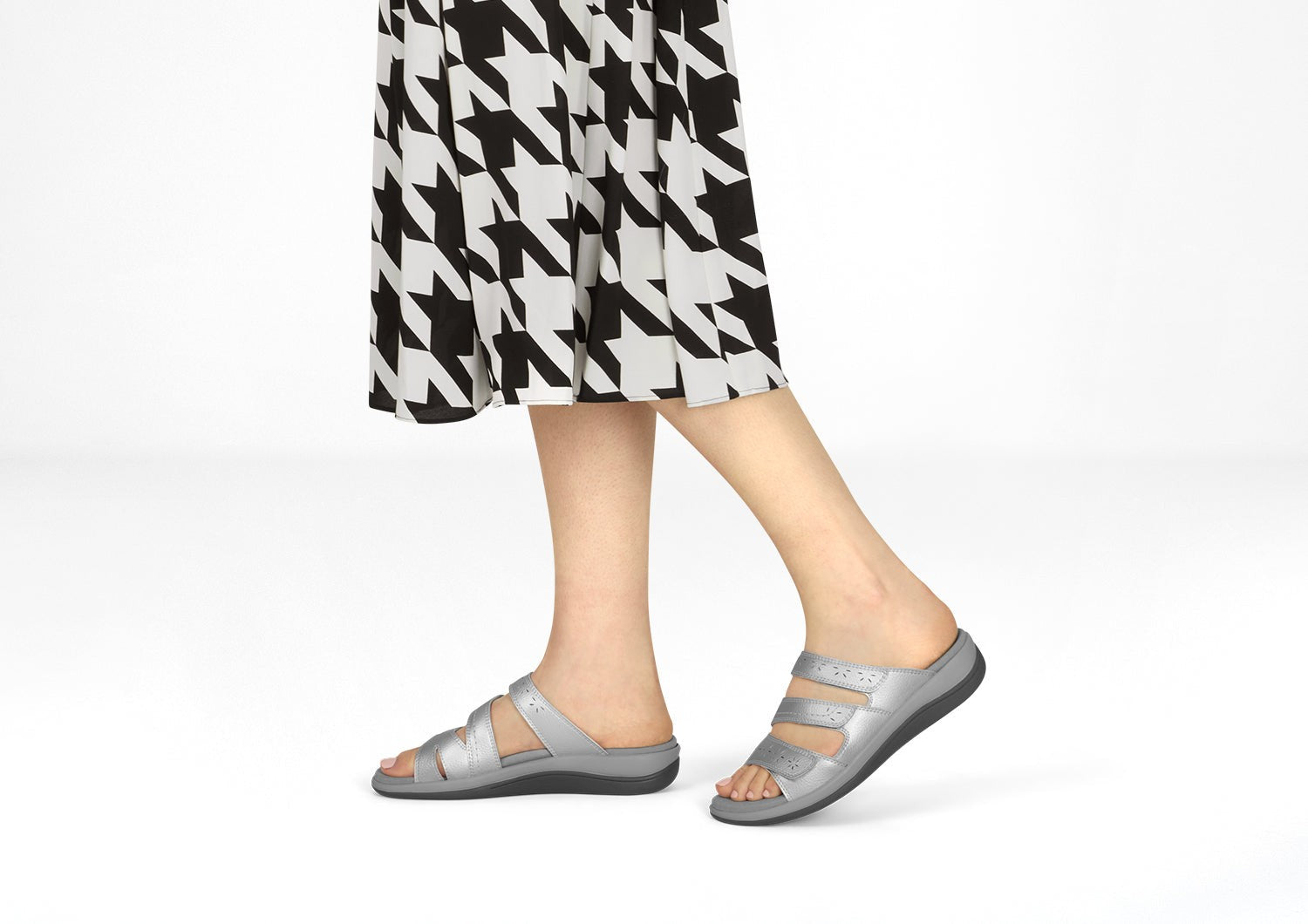 Orthofeet Sahara Supportive Cushioned Women's Sandals - Silver Metallic - Lifestyle View - 2