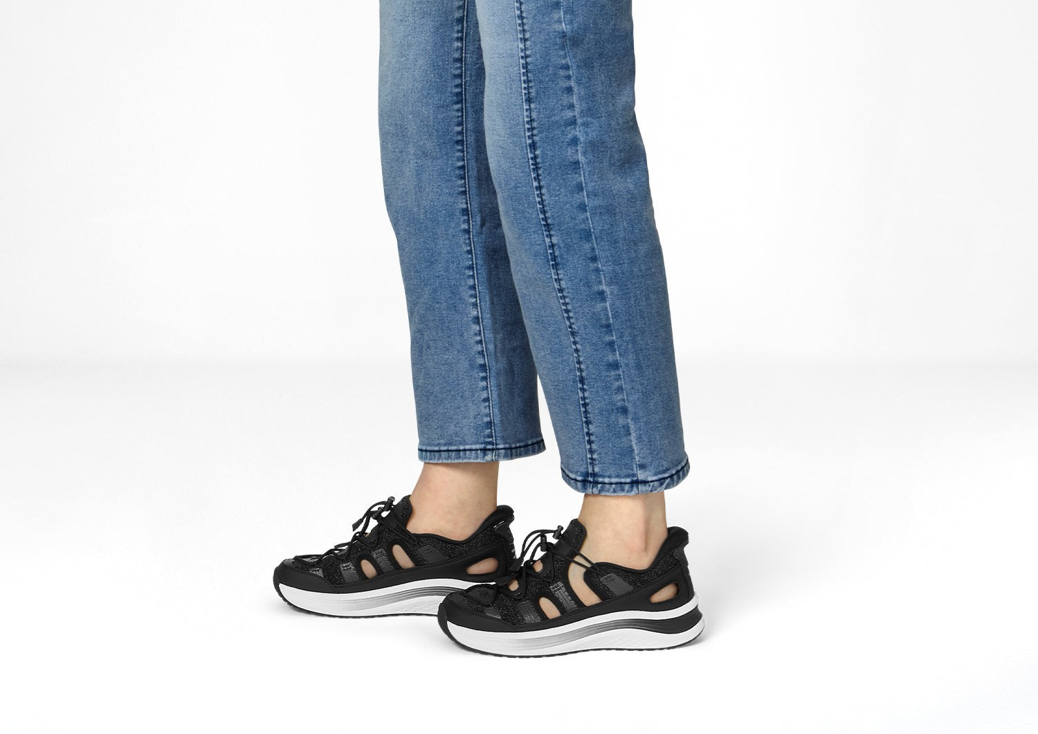 Orthofeet Venus Hands-Free Cushioned Arch Support Women's Sandals - Black - Lifestyle View - 9