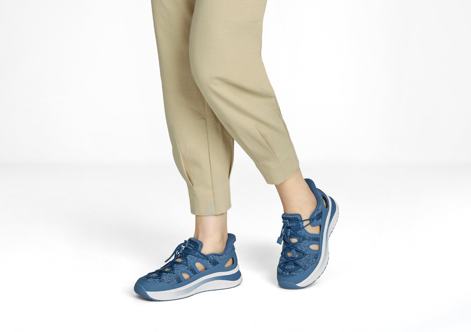 Orthofeet Venus Hands-Free Cushioned Arch Support Women's Sandals - Blue - Lifestyle View - 9
