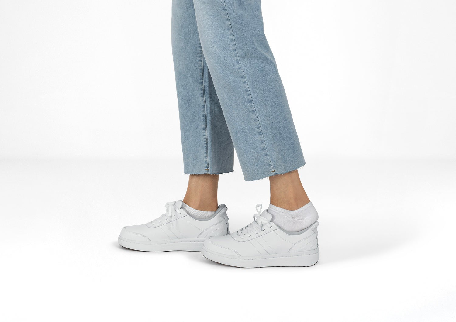 Orthofeet Wander Hands-Free Supportive Women's Sneakers - White - Lifestyle View - 8
