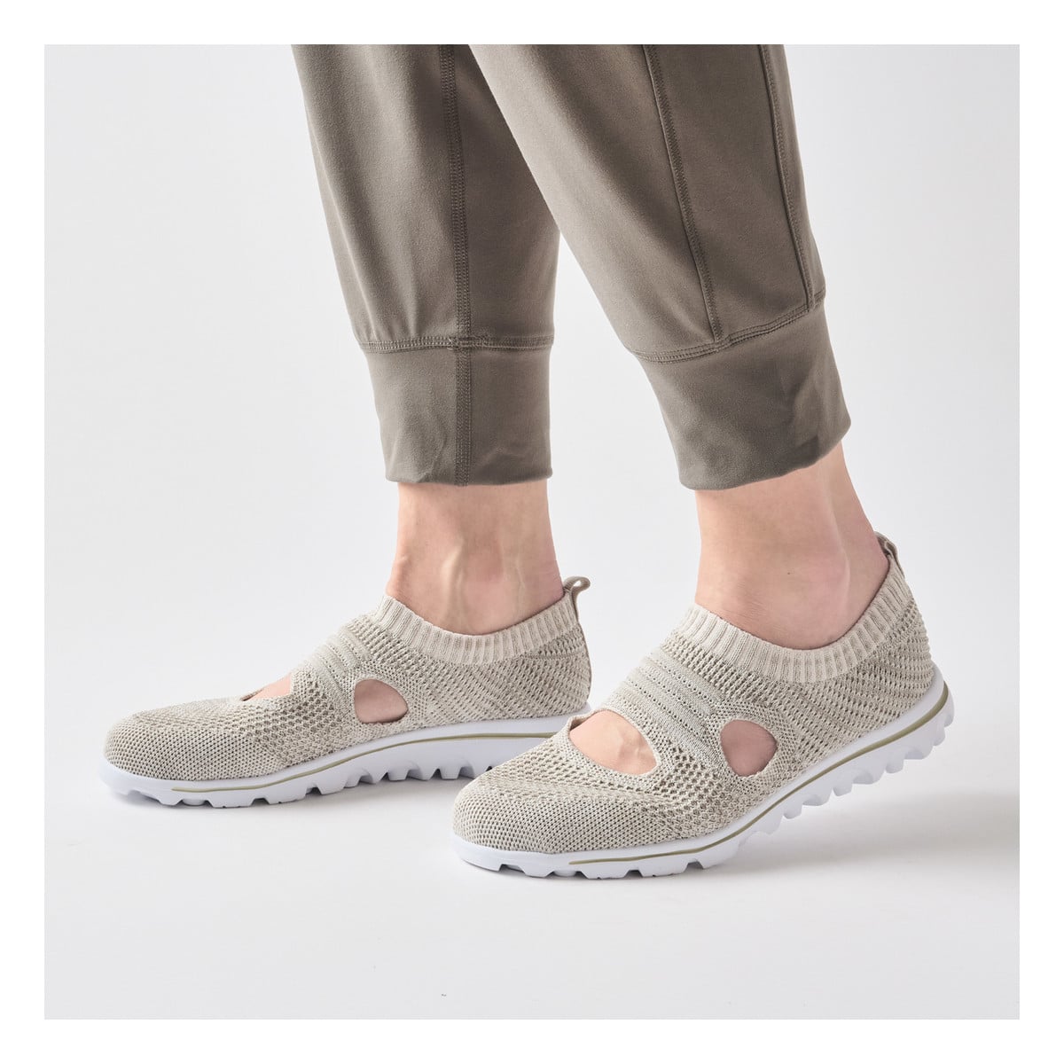 Propet Women's TravelActiv Avid Sneakers - Lt Grey - View 6