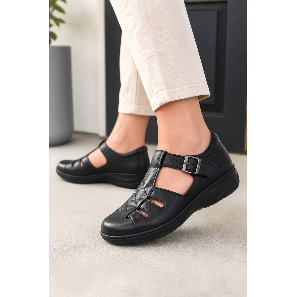 Propet Gwyneth Women's Sandals - Black - Lifestyle