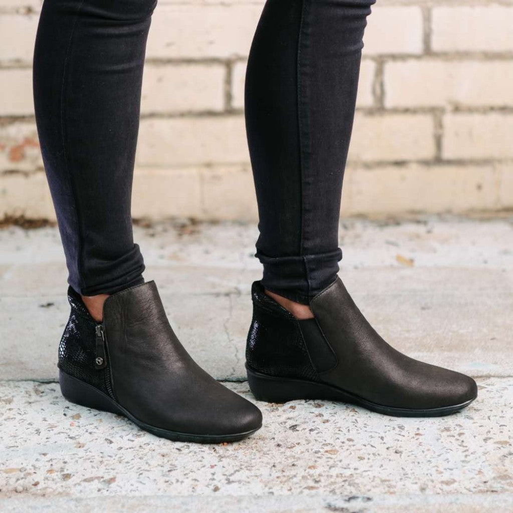 Revere Damascus Wedged Women's Boot - Onyx Black Lizard - Product View - 6