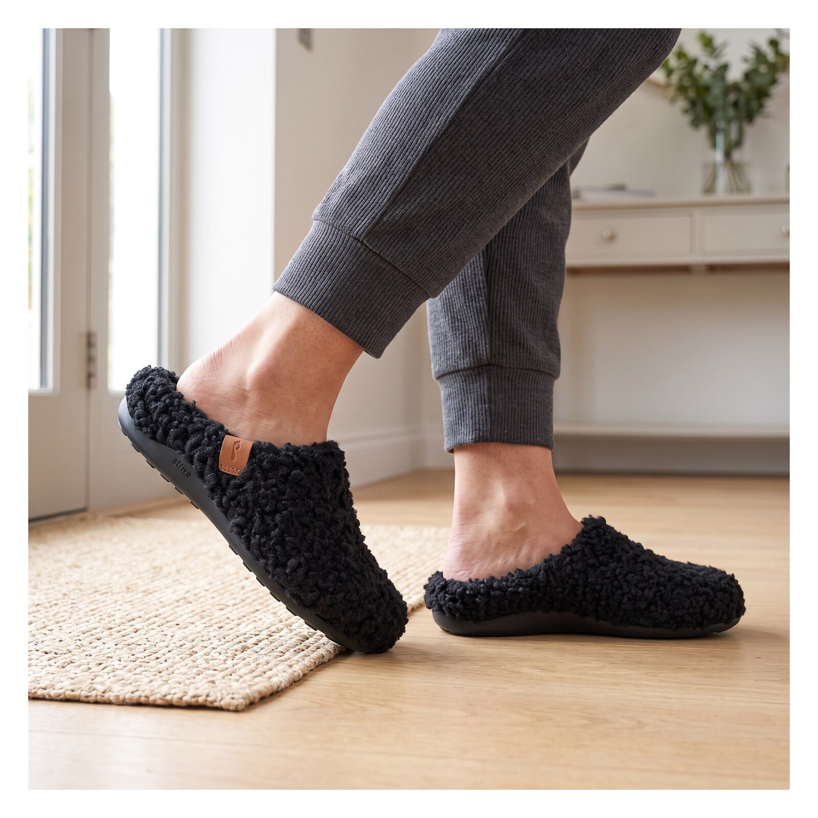 Strive Women's Copenhagen Curly Slippers - Black II - Lifestyle